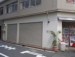 すぐ先の角、美容室を左へ　大阪市西区靱本町１丁目１３−４の角