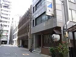 大阪市西区靭本町1-13-7　ライフシステムビル(旧：大新ビル)の２階へ